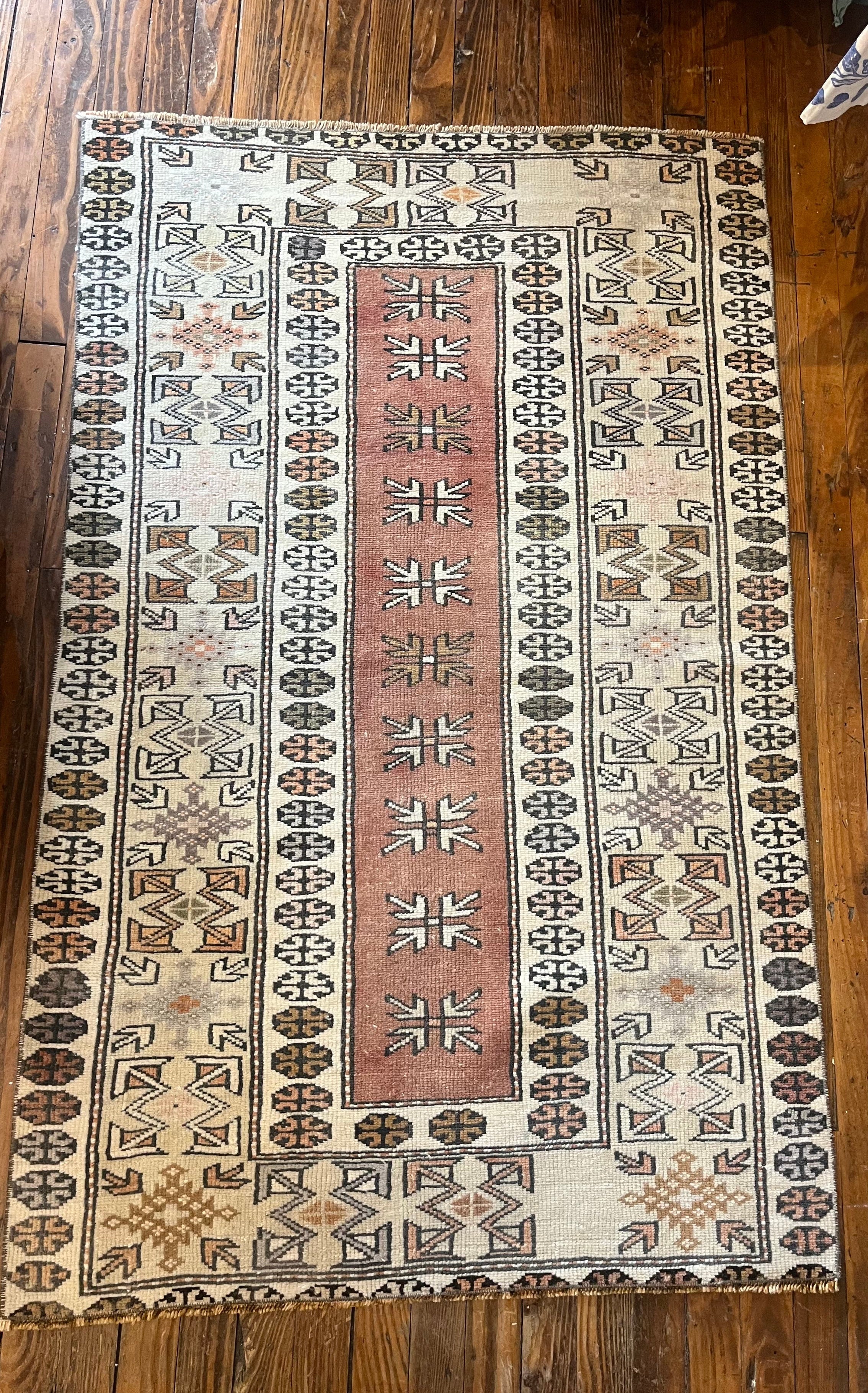 Decorative rug with geometric pattern